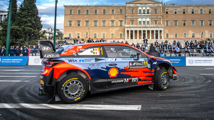 신타그라 광장 앞에 있는 i20 N 랠리카의 측면