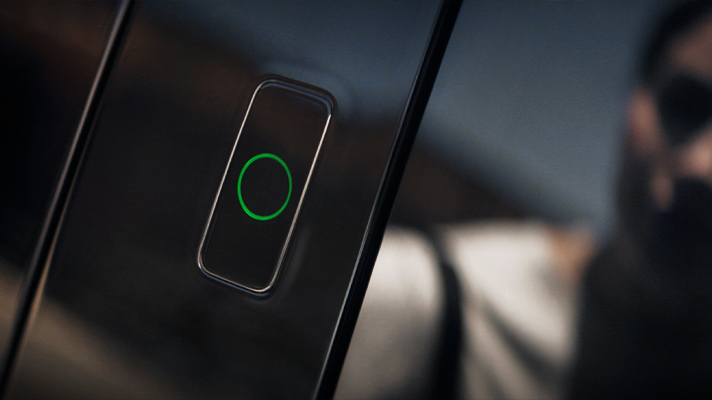 녹색 불빛을 밝히는 GV60의 페이스 커넥트 카메라