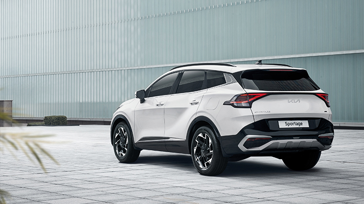 균형감과 당당한 자세를 강조한 스포티지 뒷모습