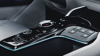 블랙 하이그로시 소재를 적용한 센터콘솔