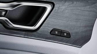 도어 트림에 적용한 우드 트림