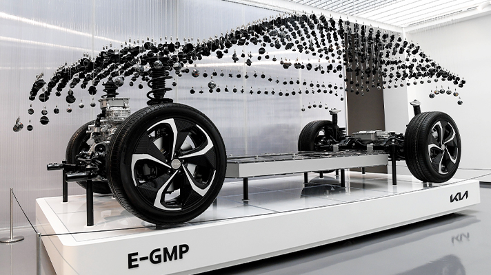 업사이클링 래코드와 함께 만든 EV6형상의 전시물