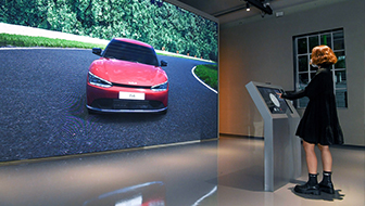 3D 컨피규레이터를 통해 원하는 사양의 EV6를 조합해 보는 사람