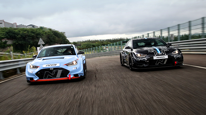 도로위를 달리는 RM19와 RM20e