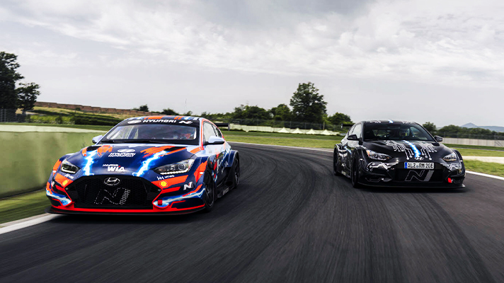 도로위를 달리는 벨로스터 N ECTR과 RM20e