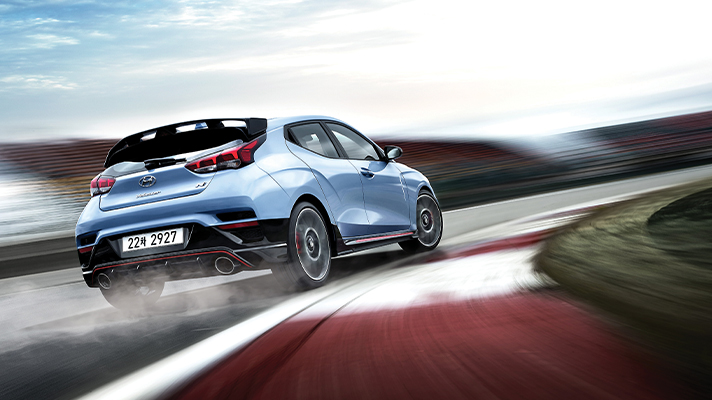 달리는 벨로스터 N 후측면