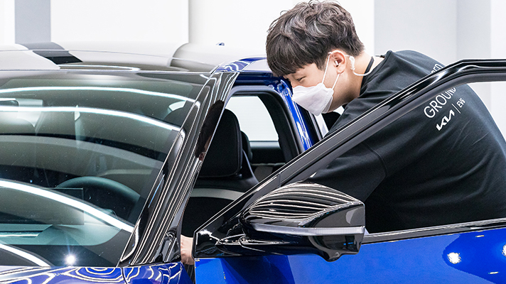 EV6 앞좌석 문을 열고 있는 사람