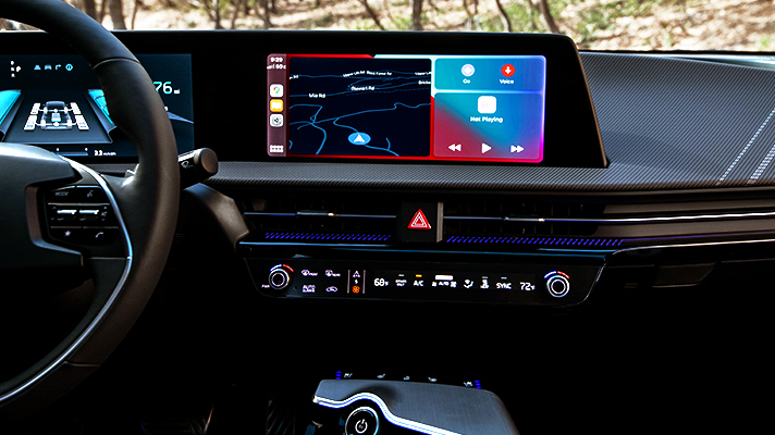 곡률의 커브드 디스플레이와 센터페시아