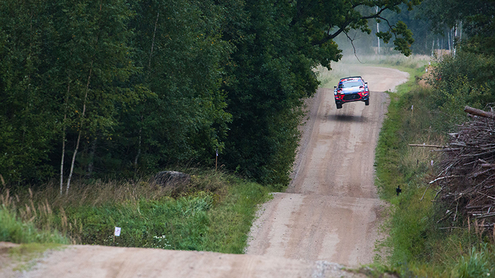 도로 위를 점프하는 WRC 랠리카