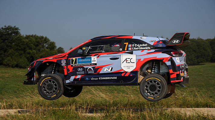 공중에 떠있는 WRC 랠리카 측면