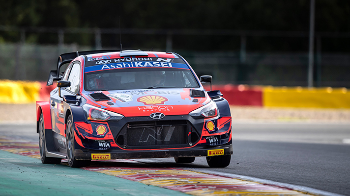 평평한 포장도로를 달리는 WRC 전면