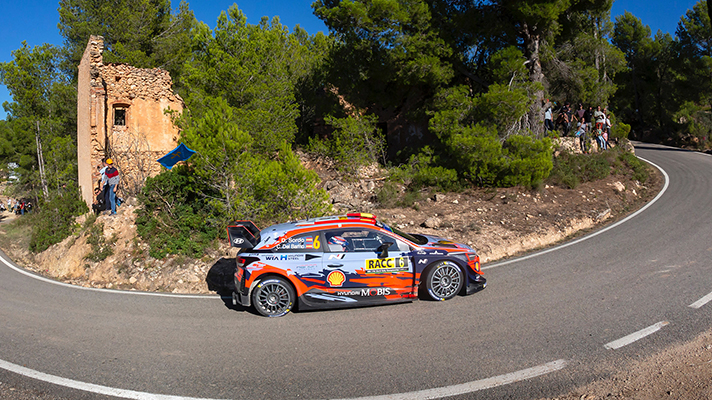 평평한 포장도로를 달리는 WRC 측면