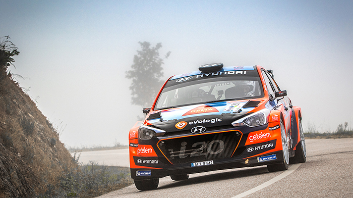 도로 위를 달리는 i20 R5 전면