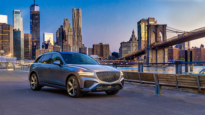 강 옆에 서있는 제네시스차량 전측면