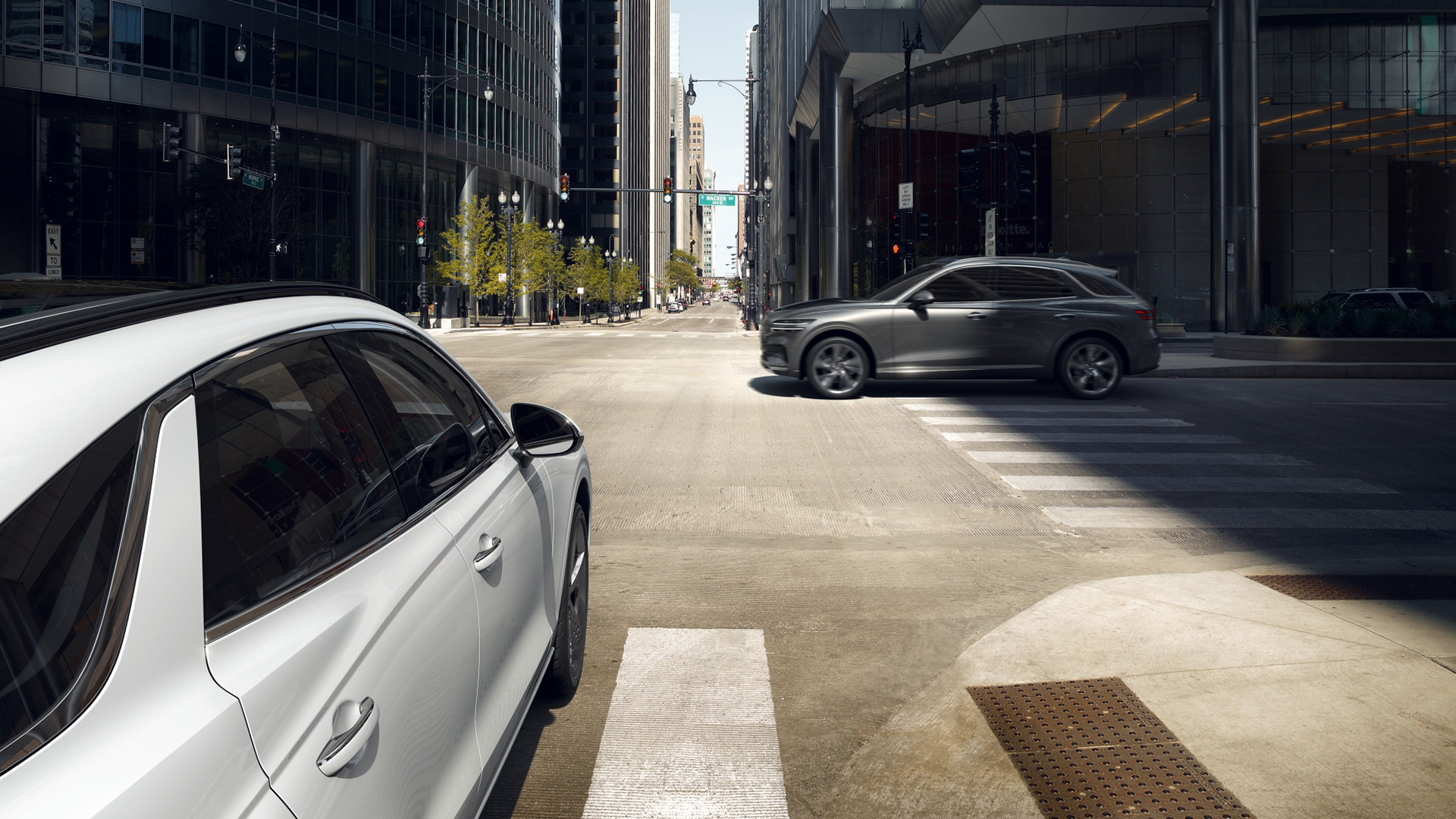 도심을 주행하는 제네시스 차량 측면