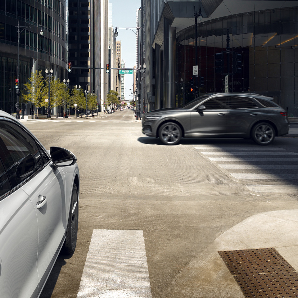 도심을 주행하는 제네시스 차량 측면