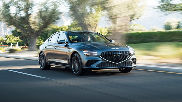 도로 위를 달리는 제네시스차량 전측면