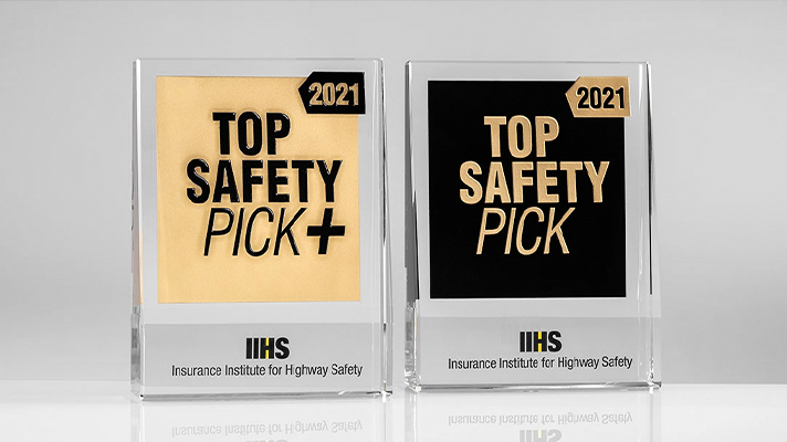IIHS 2021 Top Safety Pick and Top Safety Pick Plus 트로피