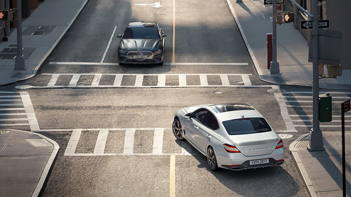 도심 속을 주행하는 제네시스 차량 2대 앵글뷰