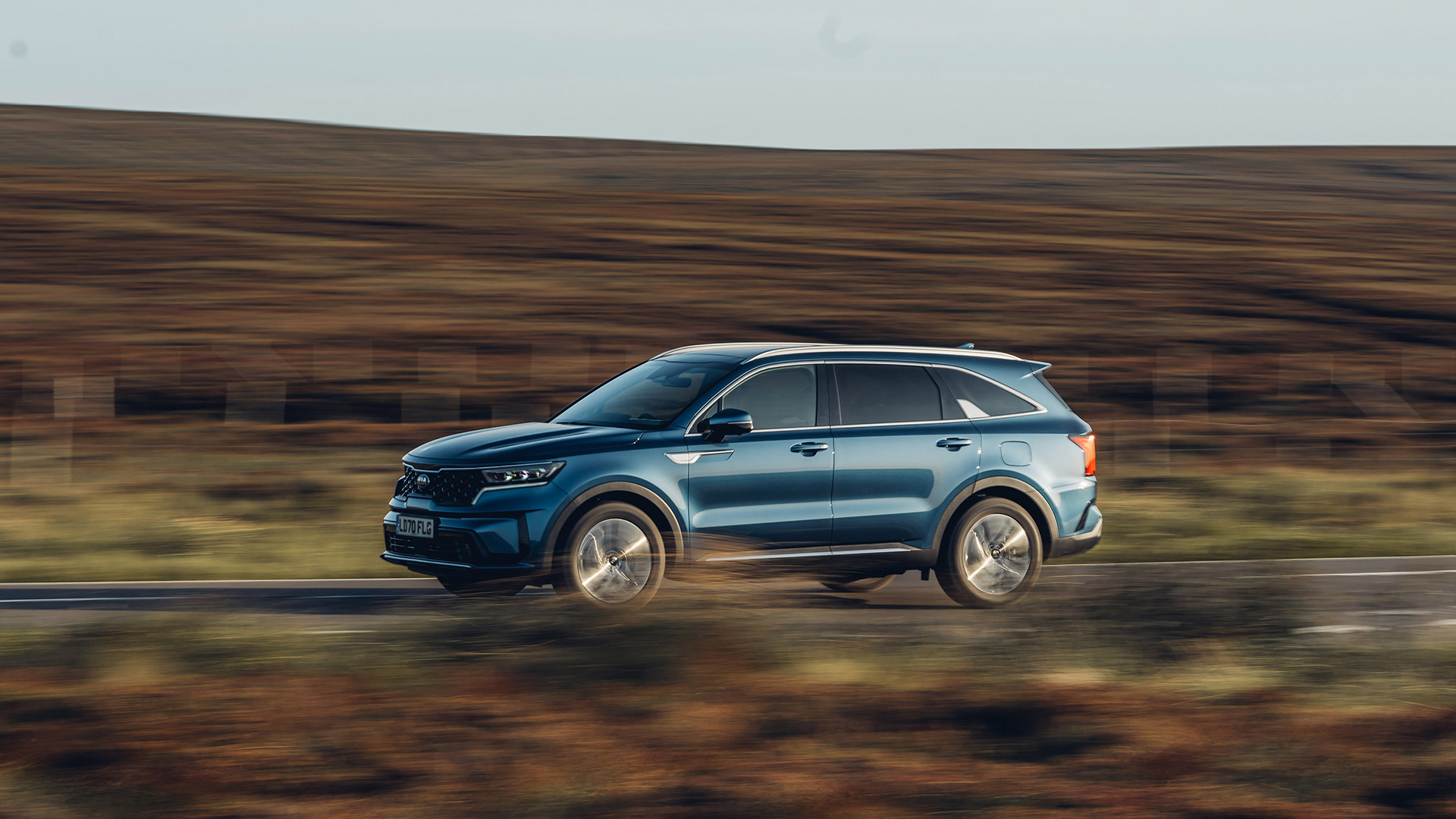 도로 위를 달리는 쏘렌토 측면