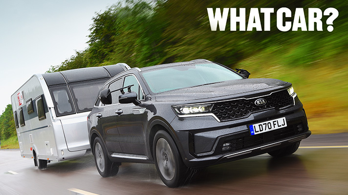 도로 위를 달리는 기아 쏘렌토 전측면