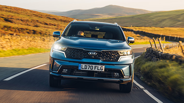 도로 위를 달리는 기아 쏘렌토 전면