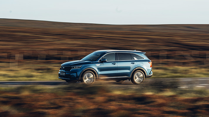 도로 위를 달리는 쏘렌토 측면