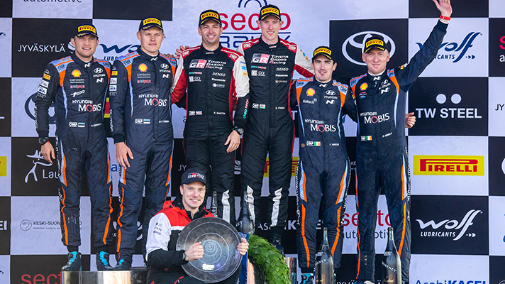 핀란드랠리에서 더블 포디움을 차지한 현대팀 단체사진