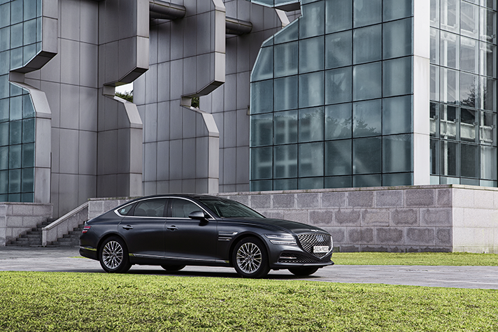 경주타워 앞에 주차된 제네시스 G80 오른쪽 측면 모습