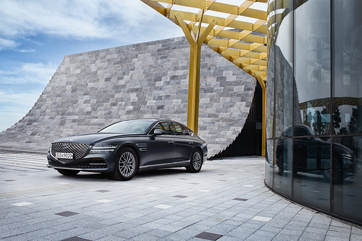 경주타워 앞에 주차된 제네시스 G80 왼쪽 측면 모습