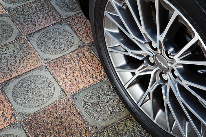 전통문양타일 위에 서 있는 제네시스 G80의 타이어