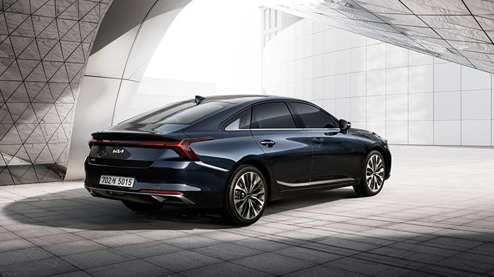 기아 K8 후면 앵글 모습