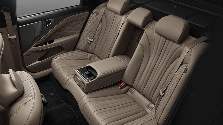 센터 암레스트가 펼쳐진 뒷좌석 내부 모습