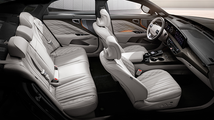 전 좌석이 한 눈에 보이는 측면 내부 모습