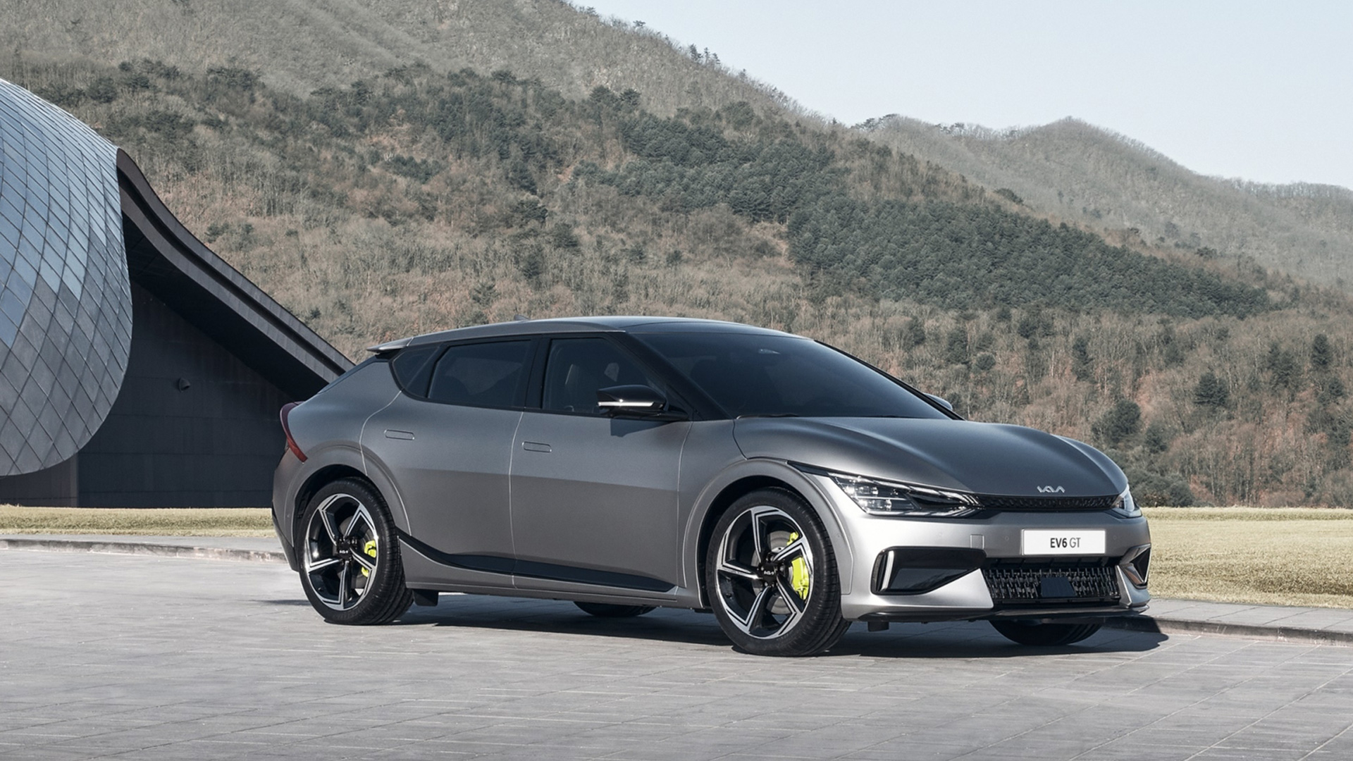 주차된 기아 EV6 측면 앵글 모습