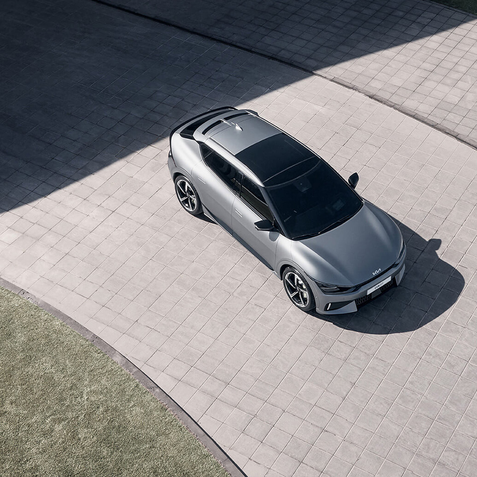 주차된 기아 EV6 탑 뷰 모습