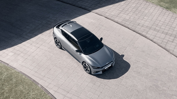 주차된 기아 EV6 탑 뷰 모습