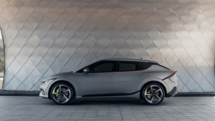 조형물 앞에 주차된 기아 EV6 측면 모습