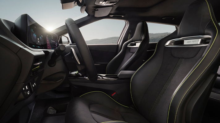 운전석이 부각된 기아 EV6 측면 내부 모습