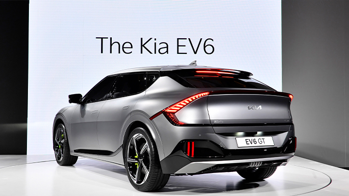 실내에 전시된 기아 EV6 후면 앵글 모습
