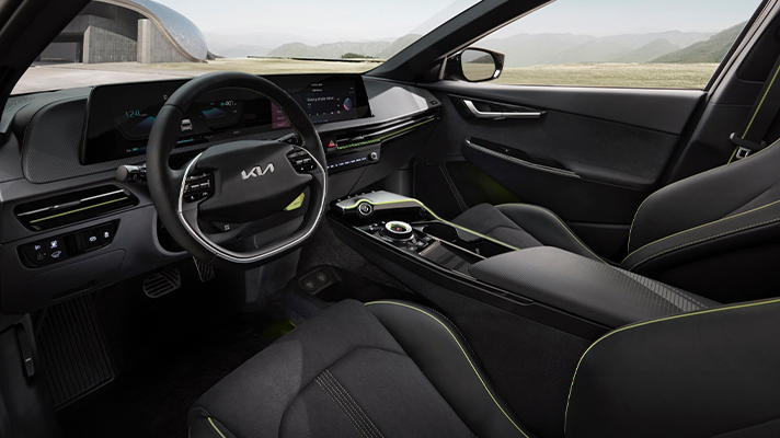 커브드 디스플레이가 부각된 기아 EV6 내부 모습