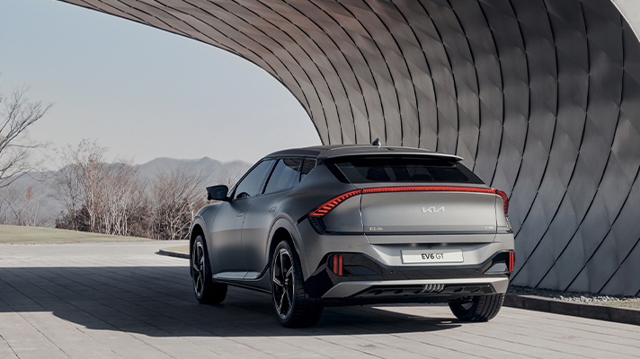 조형물 앞에 주차된 기아 EV6 후면 모습