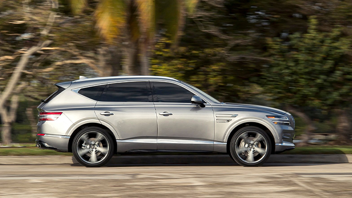 도로 위를 달리는 제네시스 GV80 측면 모습