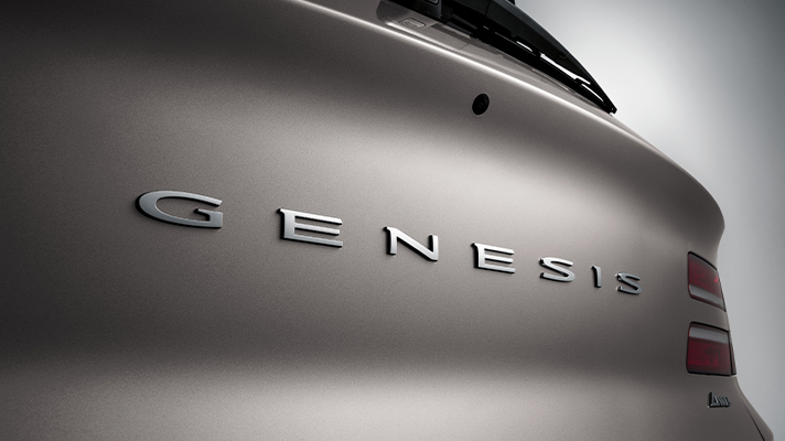 제네시스 엠블럼이 부각된 제네시스 GV80 후면 모습