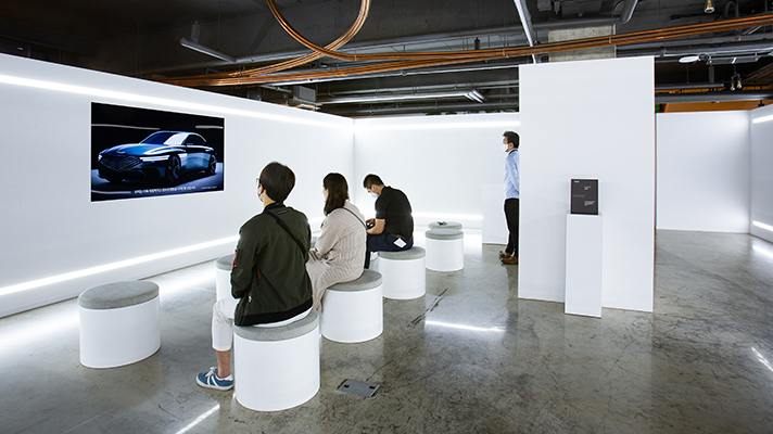 제네시스 GV60에 담긴 브랜드 비전을 관람할 수 있는 1층 리셉션 공간