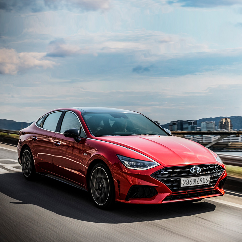 강변을 달리는 현대자동차 쏘나타 N 모습