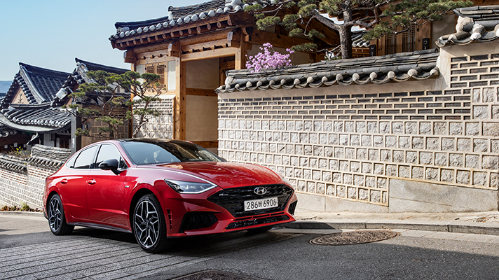 한옥 앞에 서 있는 현대자동차 쏘나타 N 모습