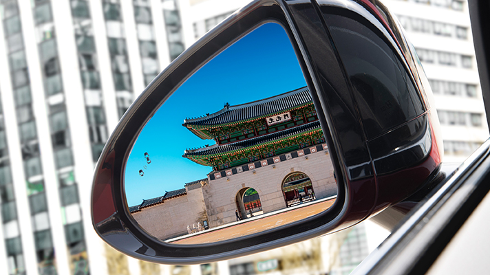 현대자동차 쏘나타 N의 사이드 미러를 통해 본 고궁의 모습