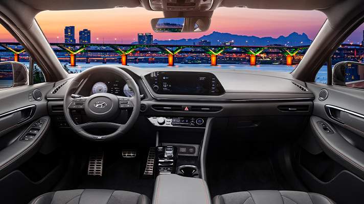 야경의 한강다리를 현대자동차 쏘나타 N 운전석에 본 모습