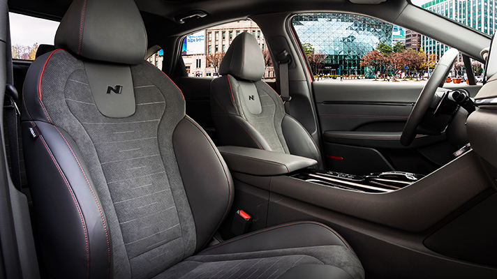 현대자동차 쏘나타 N의보조석과 운전석이 보이는 내부 모습